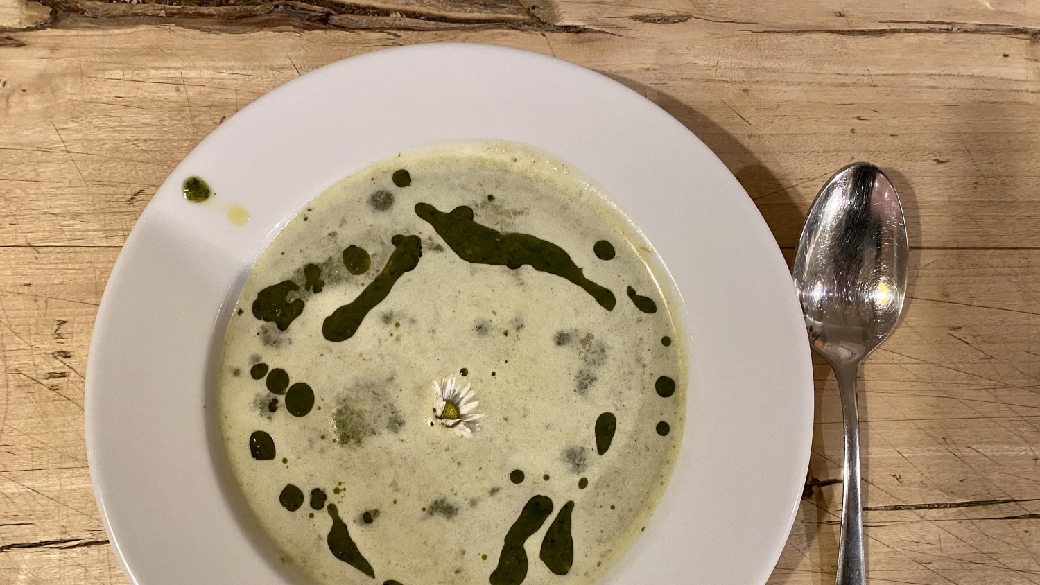 Ein Teller mit Neun-Kräuter-Suppe