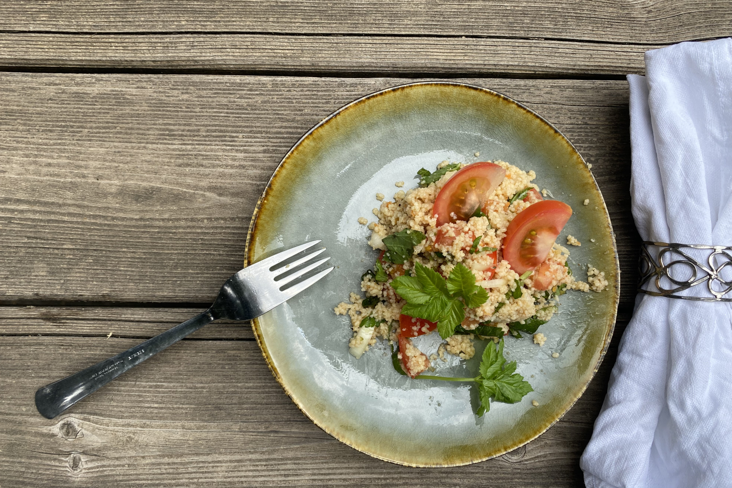 Giersch-Tabbouleh auf einen Teller mit Gabel und Serviette