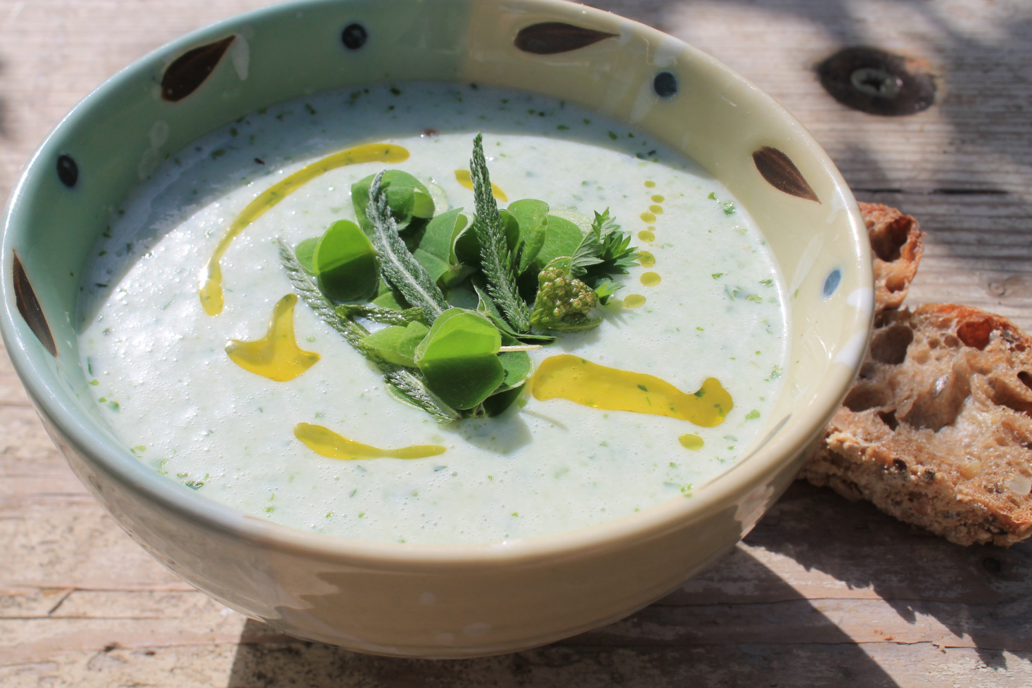 Gurken-Suppe mit Schafgarbe und Sauerklee