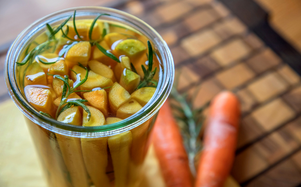 Fermentierte Karottensticks im Glas