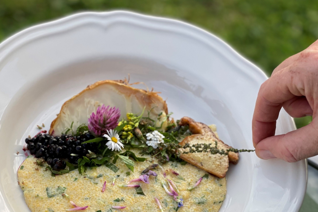 Hand dekoriert Blütenomelette mit Wildkräuter.