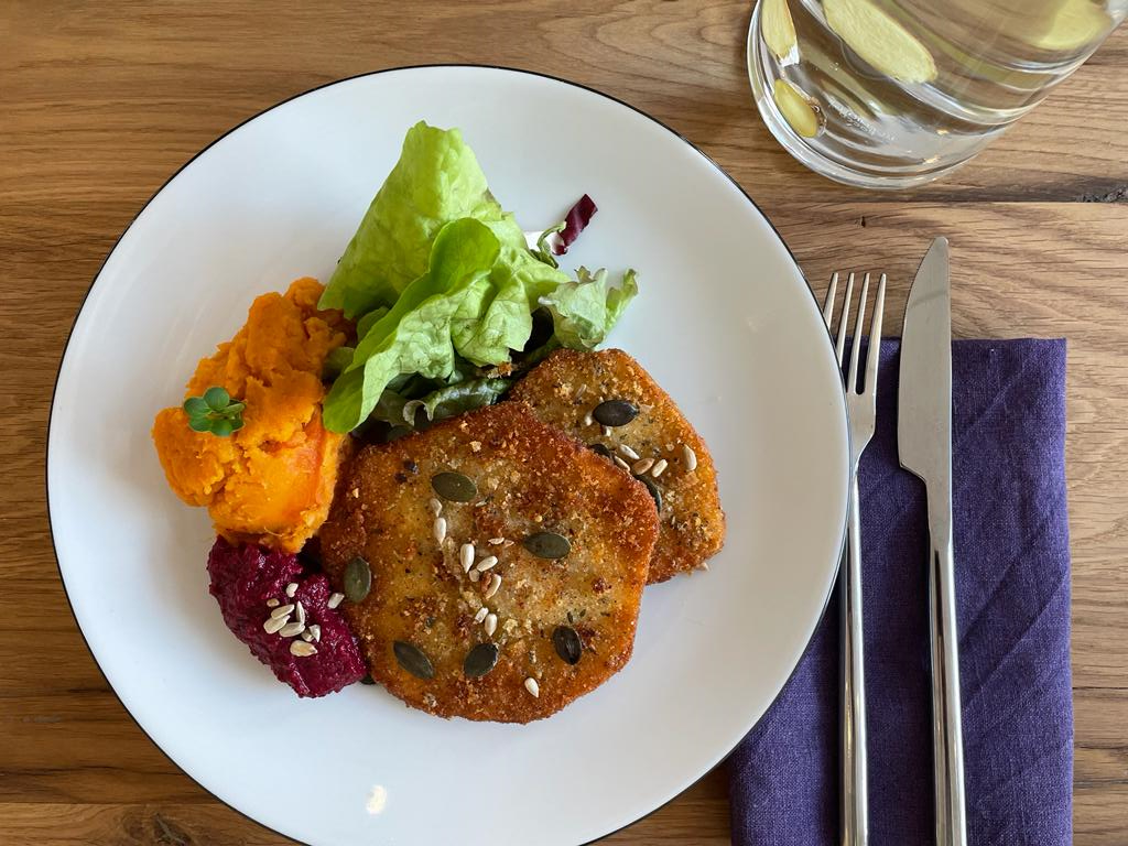 Veganes Sellerieschnitzel mit Süßkartoffelstampf, Rote-Bete-Dipp und Salat