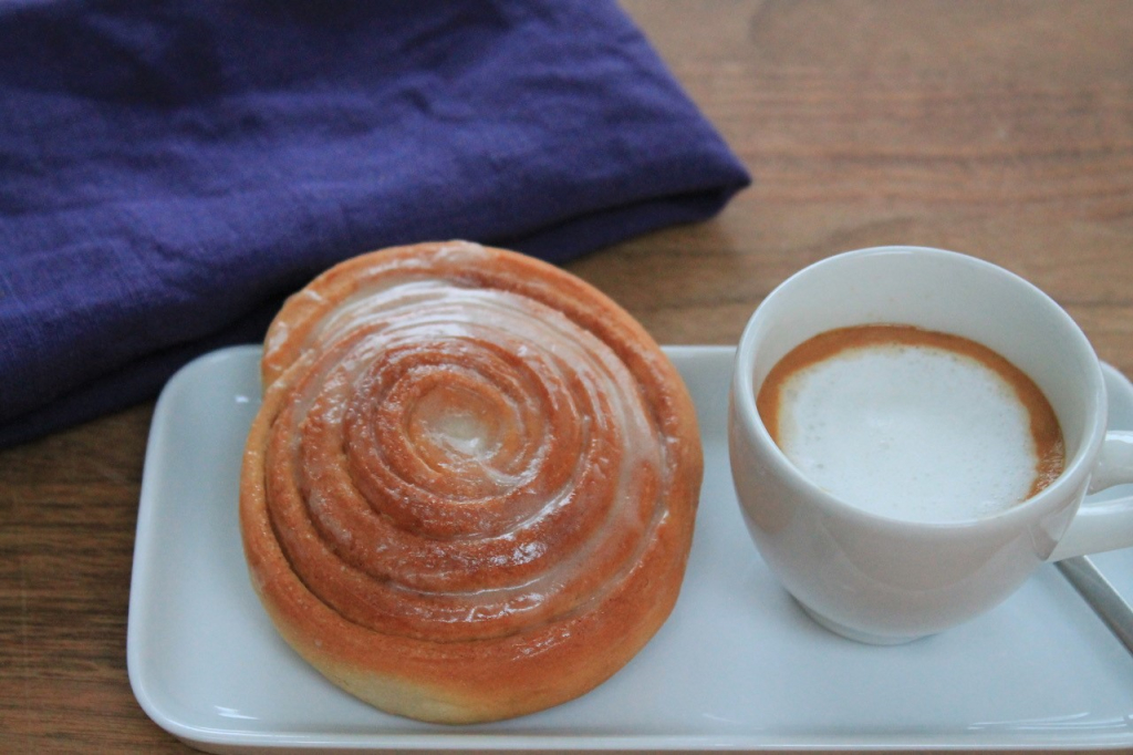 Zimtschnecke und Cappuccino